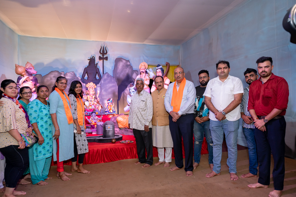 Donate Life and Surat City Ganesh Utsav Committee honored Family Members of organ donor Late Shitalbhai Gandhi by inviting at Vastav Group Tadwadi, Adajan, Surat as guest & performing aarti by them.